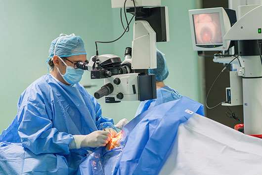 El Dr. Clua operando cataratas