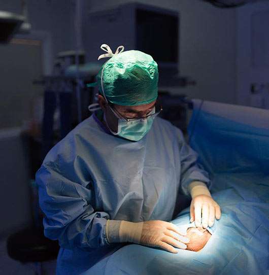dr rodriguez-vela terminando operación