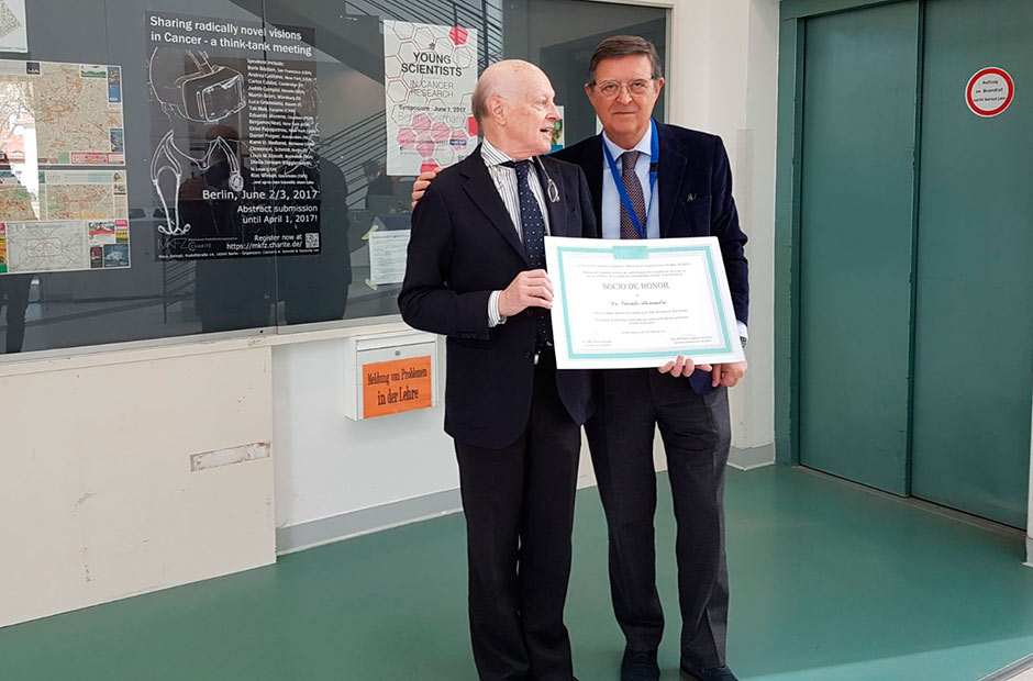 El Dr. Pastor entrega al Dr. Alexandre, neurocirujano de Treviso, el diploma de miembro honorario de la Aceoot