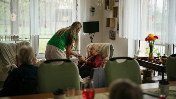 Soledad en personas mayores: cómo evitar que se sientan solas