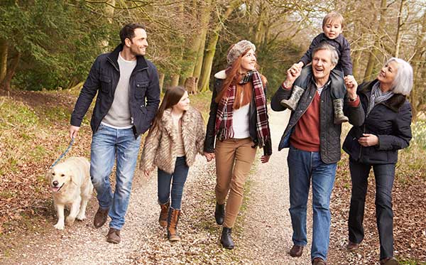 familia caminando siguiendo consejos para prevenir digestiones pesadas. 