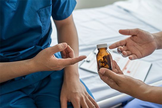 mano-senalando-pastillas-medico