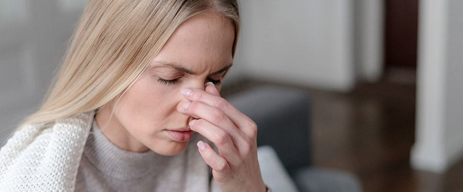 mujer con rinitis síntomas alergia