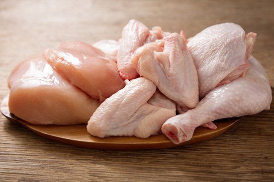 plato de pollo crudo que puede contener salmonella