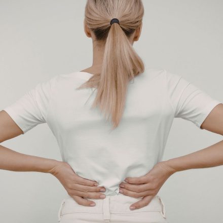 Dolor de espalda crónico: ¿cuándo ir al traumatólogo?