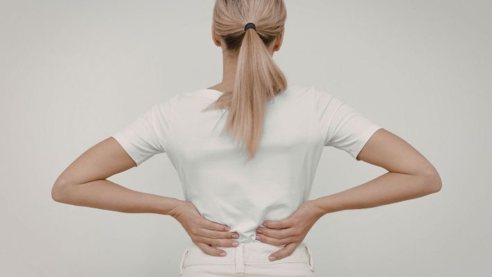 Dolor de espalda crónico: ¿cuándo ir al traumatólogo?