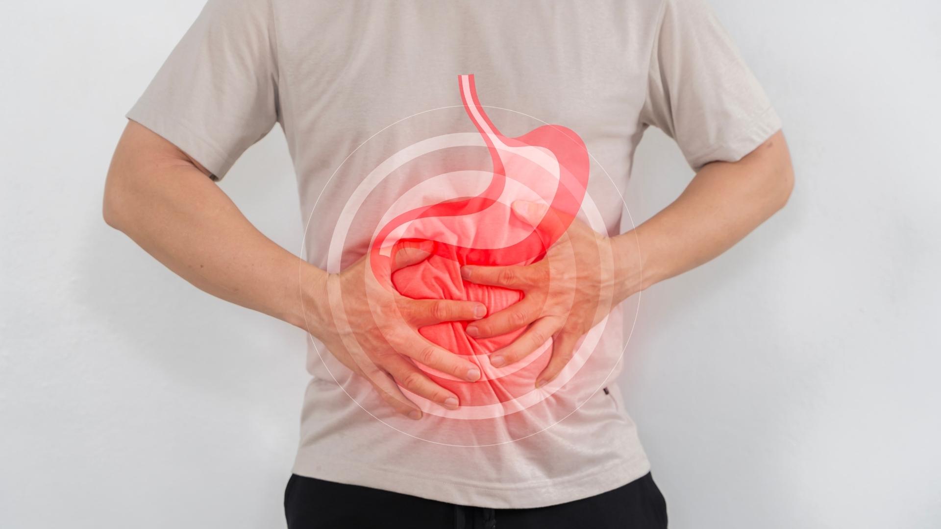 Una persona molesta debido al reflujo gastroesofagico